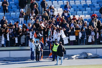 Los jugadores del Real Madrid al final del entrenamiento  atendieron a los aficionados que se dieron cita en el Di Stéfano, un día especial para la comunión del madridismo.