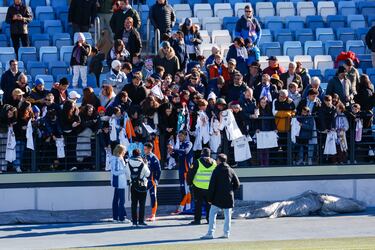 Los jugadores del Real Madrid al final del entrenamiento  atendieron a los aficionados que se dieron cita en el Di Stéfano, un día especial para la comunión del madridismo.