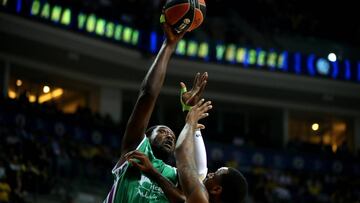ERD020. ESTAMBUL (TURQUÍA), 05/04/2018.- El jugador del Fenerbahce James Nunnally (d) disputa el balón con Viny Okouo (i), del Unicaja Málaga, hoy, jueves 5 de abril de 2018, durante un partido por la Euroliga de Baloncesto, en Estamb