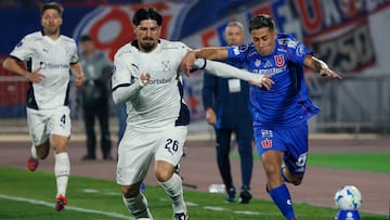 Futbol, Universidad de Chile vs Independiente.
Octavos de final, Copa Sudamericana 2025.
El jugador de Universidad de Chile Lucas Assadi, derecha, disputa el balon contra Kevin Lomonaco de Independiente durante el partido de ida de los octavos de final de la Copa Sudamericana realizado en el estadio Nacional de Santiago, Chile.
13/08/2025
Andres Pina/Photosport
Football, Universidad de Chile vs Independiente.
Round of 16, 2025 Copa Sudamericana Championship.
Universidad de Chile player Lucas Assadi, right, vies for the ball against Kevin Lomonaco of Independiente during a round of 16, first leg match of the Copa Sudamericana Championship at the Nacional stadium in Santiago, Chile.
13/08/2025
Andres Pina/Photosport