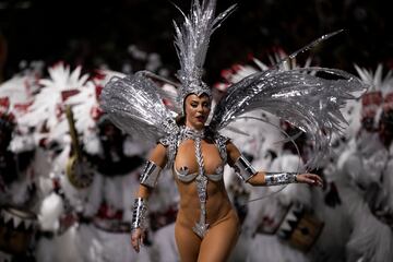 Estos días la ciudad brasileña se viste de gala para disfrutar del Carnaval 2023. Bailes, desfiles, samba... llenan de color la ciudad costera de Brasil, famosa por sus playas de Copacabana e Ipanema, la estatua del Cristo Redentor sobre el cerro del Corcovado y el morro Pan de Azúcar.