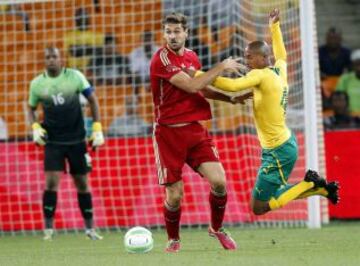 El internacional español Fernando Llorente pelea por el balón con el sudafricano Thabo Nthethe durante el partido amistoso entre Sudáfrica y España en el estadio Soccer City de Soweto.