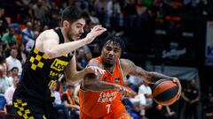 Édgar Vicedo, alero del Lenovo Tenerife, defiende a Chris Jones, base del Valencia Basket.