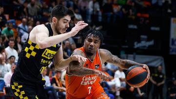 Édgar Vicedo, alero del Lenovo Tenerife, defiende a Chris Jones, base del Valencia Basket.