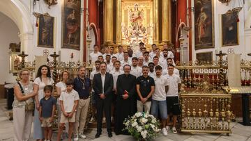 La comitiva del Córdoba CF, en la Iglesia del Juramento para hacer la ofrenda a San Rafael
