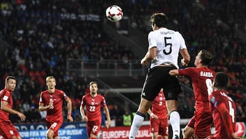 Prague (Czech Republic), 10/06/2017.- Germany's Mats Hummels goes for a header during the FIFA World Cup 2018 qualifying soccer match between Germany and Czech Republic in Prague, Czech Republic, 01 September 2017. (República Checa, Mundial de