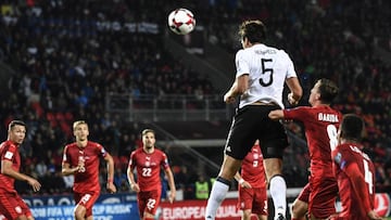 Prague (Czech Republic), 10/06/2017.- Germany&#039;s Mats Hummels goes for a header during the FIFA World Cup 2018 qualifying soccer match between Germany and Czech Republic in Prague, Czech Republic, 01 September 2017. (Rep&uacute;blica Checa, Mundial de