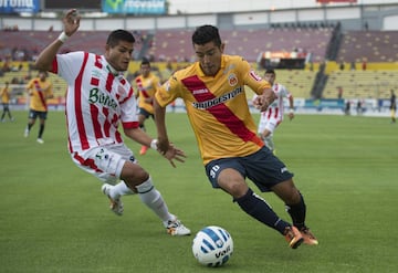 Hernández jugó la mayor parte de su carrera como jugador de Necaxa, aunque tuvo pasos por Lobos BUAP y San Luis. También probó suerte en el futbol centroamericano con el Herediano de Costa Rica y el Chiantla de la liga de Guatemala. Su último club conocido fue el FC San Francisco. 