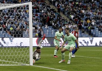 1-0. Unai Simón anota en propia puerta el primer gol de los colchoneros tras un remate de cabeza de João Félix..