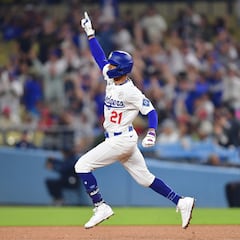 Why did some MLB players wear No. 21 on their jerseys on September 15?