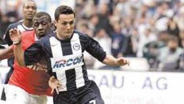 <b>BREGA. </b>El centrocampista del Hertha de Berlín defiende la posesión del balón ante un contrario.