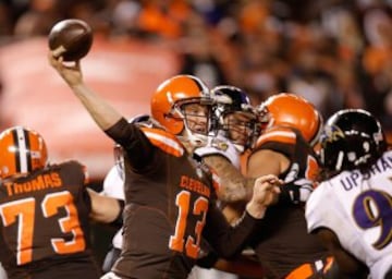 El partido comenzó con un retorno de punt para touchdown de los Ravens por parte de Kaelin Clay, que corrió 82 yardas hasta la end zone local. McCown lanzó tres pases incompletos en este primer drive de los Browns, en lo que sería una pista del infortunio que se aveniba, tanto para el quarterback como para el equipo.