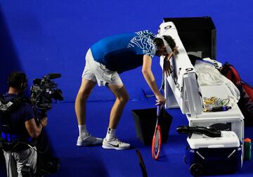 Taylor Fritz vomita durante el partido frente a Tommy Paul.