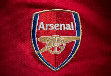 El apodo ¡®The Gunners¡¯ del Arsenal fue porque fue un club fundado en el a?o 1886 por trabajadores de la f¨¢brica del armamento Royal Arsenal de Woolwich, una localidad que est¨¢ en el sudeste de Londres. Este equipo en un primer momento se llam¨® Dial Square debido a una referencia a un reloj que se encontraba en la entrada de la f¨¢brica. M¨¢s tarde el club se empez¨® a llamar Royal Arsenal FC. Tambi¨¦n fueron conocidos como Reds, aunque este apodo dej¨® de utilizarse hacia 1920, debido a que muchos miembros de la directiva pensaron que se podr¨ªa relacionar al equipo con la expansi¨®n bolchevique en Rusia. Entre el 1917 y 1923 fue la guerra civil entre el nuevo gobierno bolchevique y su Ej¨¦rcito Rojo. Actualmente se le conoce al equipo como Arsenal FC. Cuando crearon el escudo del club eligieron tres ca?os, aunque con el paso del tiempo pas¨® solamente a ser uno. El t¨¦rmino ¡®Gunners¡¯ en espa?o significa ¡°Artilleros¡±.