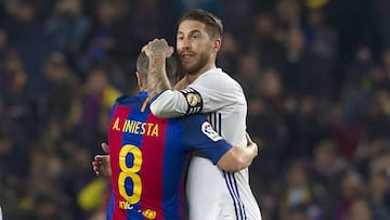 Iniesta y Ramos al final de El Cl&aacute;sico. 