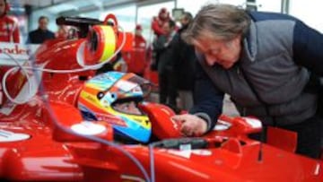 Fernando Alonso escucha a Montezemolo, el presidente de Ferrari.