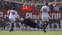 Sergio Rico detiene el penalti a Aday durante el partido de Liga Santander entre Sevilla y Girona.