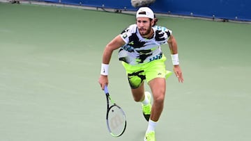 Khachanov corre hacia la red en su duelo ante Bublik.