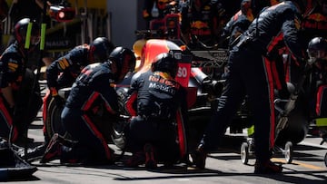 Red Bull Racing's Dutch driver Max Verstappen gets a pit service during the Austrian Formula One Grand Prix in Spielberg on June 30, 2019. (Photo by CHRISTIAN BRUNA / POOL / AFP)