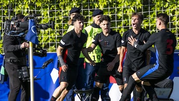 NYON (Switzerland), 25/04/2025.- Barcelona's Juan Hernandez (2-R) celebrates with his teammates after scoring 0-1 goal during the UEFA Youth League semi-finals soccer match between AZ Alkmaar and FC Barcelona in Nyon, Switzerland, 25 April 2025. (Suiza) EFE/EPA/JEAN-CHRISTOPHE BOTT