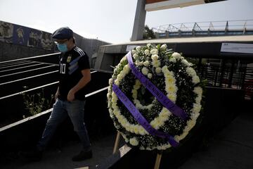 Una corona de flores a la entrada del Estadio Azteca en Ciudad de México. En este estadio Maradona des lumbró al mundo en el Mundial de 1986.