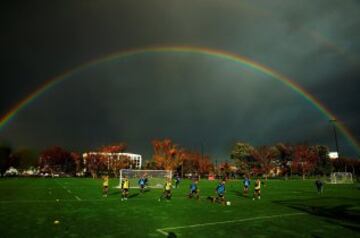 Arco iris durante una sesión de entrenamiento Melbourne Victory A-League en Paddock de Gosch el 12 de mayo 2015, en Melbourne