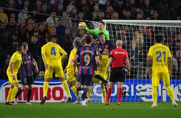 El portero del Barcelona, Marc-André ter Stegen, despeja de puños entre una maraña de jugadores.