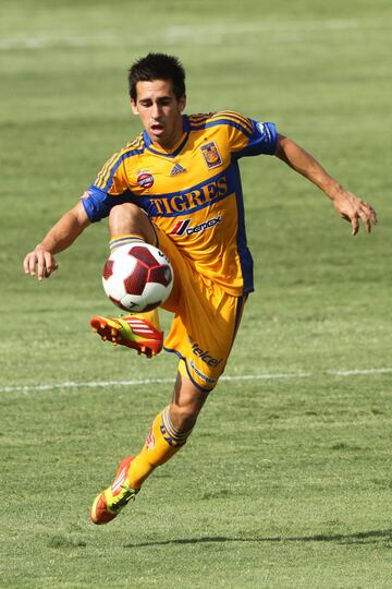 Fernando Navarro tuvo una gran carrera en Atlante, el club de sus amores. Después de su buen desempeño con los Potros, Tigres fijó su mirada en él. "Navarrito" llegó al club en el Apertura 2011 y casi no tuvo actividad. Salió de la institución un año después. 