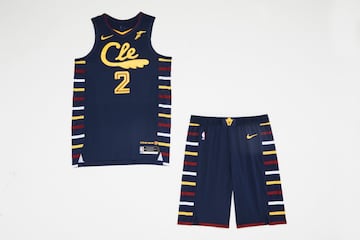 El logotipo “Cle”, que dibuja una pluma en la parte delantera de la camiseta, tiene su origen en equipaciones anteriores. La base en azul navy y las rayas multicolor de los paneles laterales crean una mezcla tecnicolor que rinde homenaje al 50º aniversario del equipo en 2019.