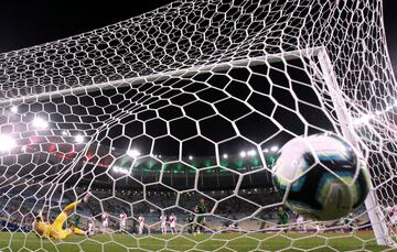 1-0. Marcelo Martins marc¨® el primer gol de penalti.
