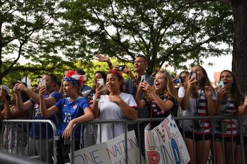 La selección femenil de Estados Unidos se coronó el domingo al vencer en la final del Mundial a Holanda. Hoy desfilaron en las calles de Broadway, New York.