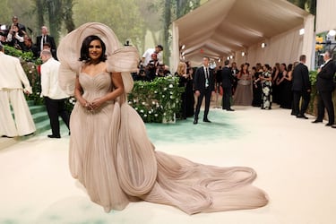 La actriz y comediante, Mindy Kailing, posa con un voluminoso vestido de Gaurav Gupta.