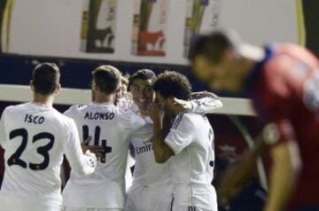 0-1. Cristiano Ronaldo celebra el primer gol con sus compañeros.