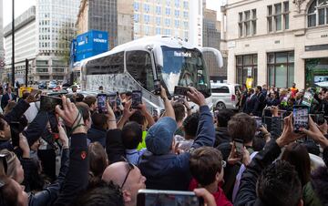 Un multitud recibió al equipo madridista a su llegada al hotel.