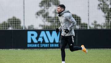 Aar&oacute;n Mart&iacute;n corre en solitario durante un entrenamiento del Celta en su ciudad deportiva.