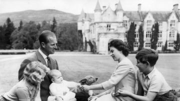 La reina Isabel II junto a su marido, el duque de Edimburgo, y sus hijos Carlos, Ana y Andrés en el Castillo de Balmoral de Escocia junto a un perro corgis
KEYSTONE PICTURES / ZUMA PRESS / CONTACTOPHOTO