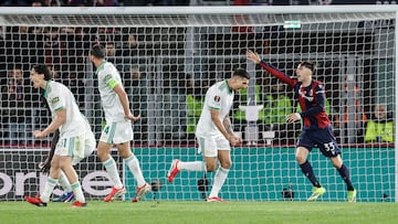 Federico Bernardeschi and Lorenzo Pellegrini traded second-half goals with Bologna and Roma unable to be separated in the first leg.