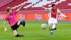 Tagliafico centra durante un partido del Ajax ante el Utrech.