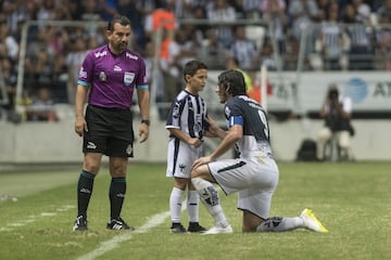 Aldo De Nigris se retira de las canchas con emotivo partido de homenaje