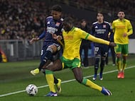 Lyon�s Brazilian defender #16 Vinicius Abner (L) fights for the ball with Nantes� French and Guinean midfielder #21 Mohamed Kaba (C) during the French L1 football match between FC Nantes and Olympique Lyonnais (OL) at the Stade de la Beaujoire�Louis Fonteneau in Nantes, western France, on February 7, 2026. (Photo by Damien Meyer / AFP)