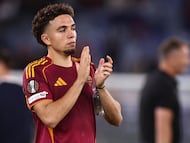 Soccer Football - UEFA Europa League - AS Roma v Viktoria Plzen - Stadio Olimpico, Rome, Italy - October 23, 2025 AS Roma's Neil El Aynaoui applauds fans after the match REUTERS/Guglielmo Mangiapane