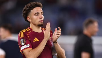 Soccer Football - UEFA Europa League - AS Roma v Viktoria Plzen - Stadio Olimpico, Rome, Italy - October 23, 2025 AS Roma's Neil El Aynaoui applauds fans after the match REUTERS/Guglielmo Mangiapane