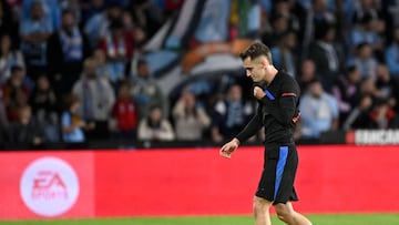 Marc Casadó es expulsado (dobel amarilla), en el minuto 81 de partido por un agarrón sin balón a Ilaix Moriba.