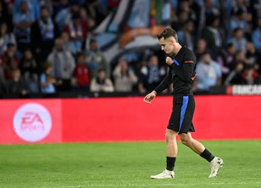 Marc Casadó es expulsado (dobel amarilla), en el minuto 81 de partido por un agarrón sin balón a Ilaix Moriba.