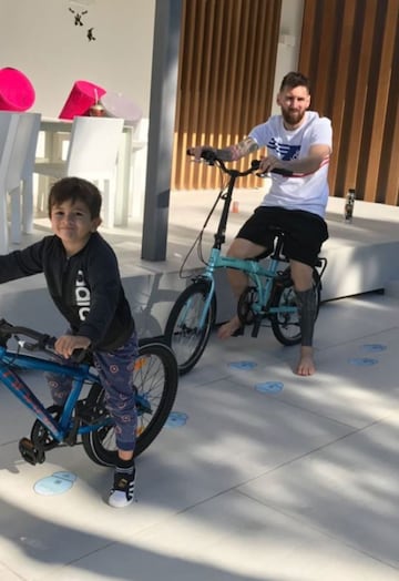 Lionel Messi y su hijo también gozan de andar en bicicleta, buen ejercicio para convivir con Thiago y cambiar el chip por un momento. 