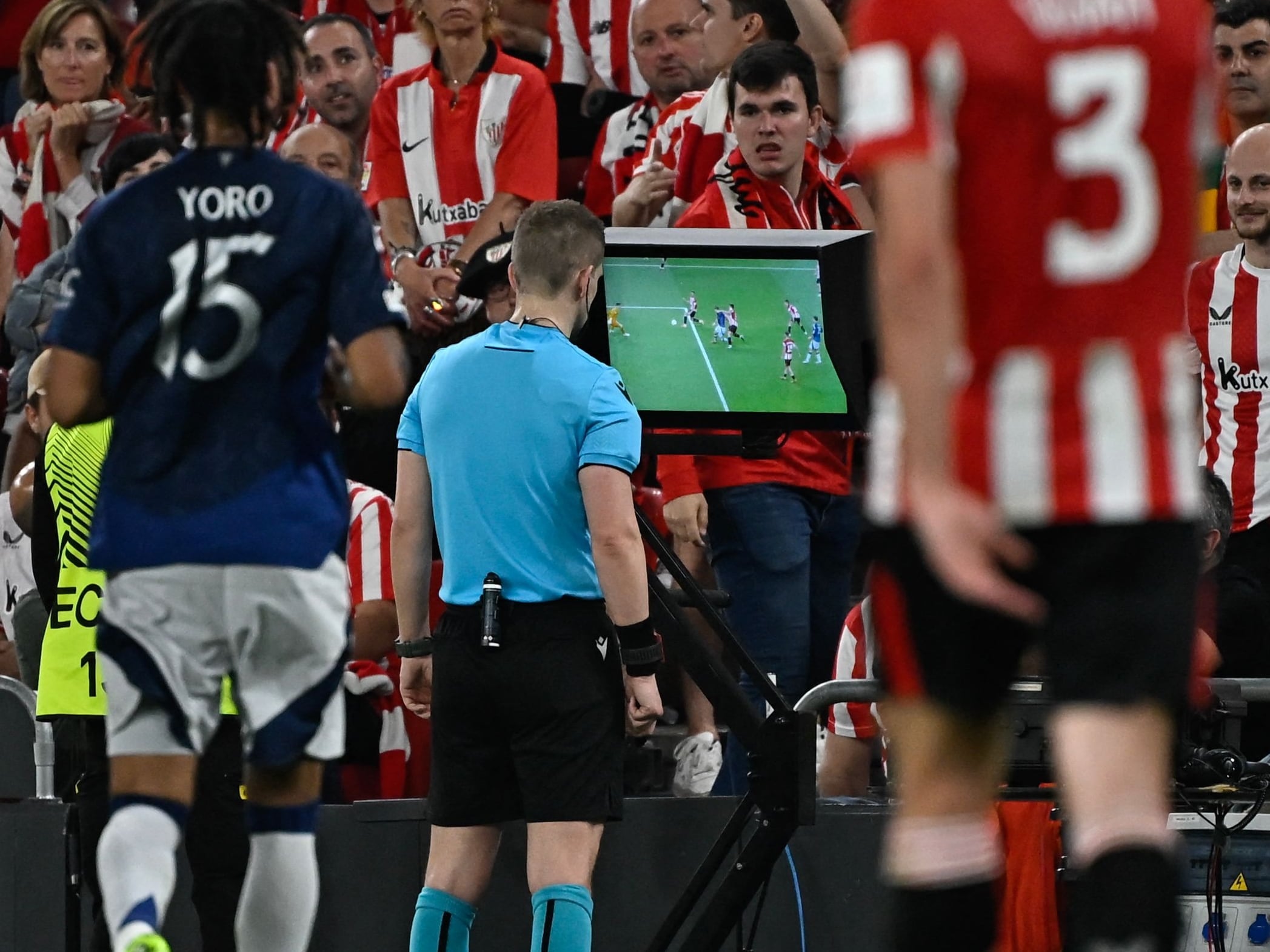 Polmico penalti y expulsin al Athletic: Es una jugada de criterio