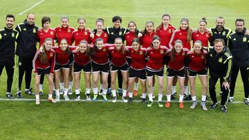 La Sub-17 posa junto a Pedro López y Jorge Vilda, anteriores seleccionadores Sub-17, y ahora de la Sub-19 y de la Absoluta, respectivamente.