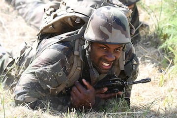 El judoka francés Teddy Riner y sus compañeros de equipo participan en un campo de entrenamiento físico supervisado por militares en el primer regimiento de la French Foreign Legion, en Aubagne.