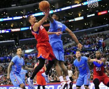 Michael Carter-Williams (Philadelphia 76ers) trata de superar a DeAndre Jordan (Los Angeles Clippers).