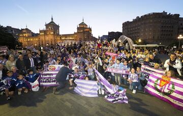 Seguidores del Real Valladolid celebran la permanencia en la fuente de la Plaza de Zorrilla de la capital vallisoletana.